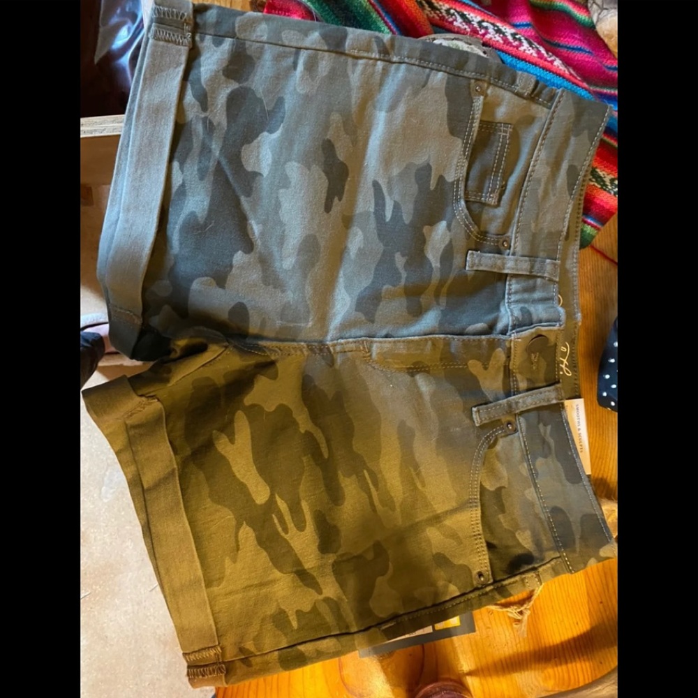 NWT CAMO SHORTS